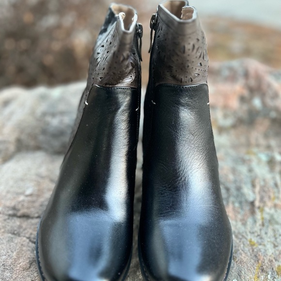 NEW in box L’Artiste booties by Spring Step. Size 8.5 - Picture 3 of 7